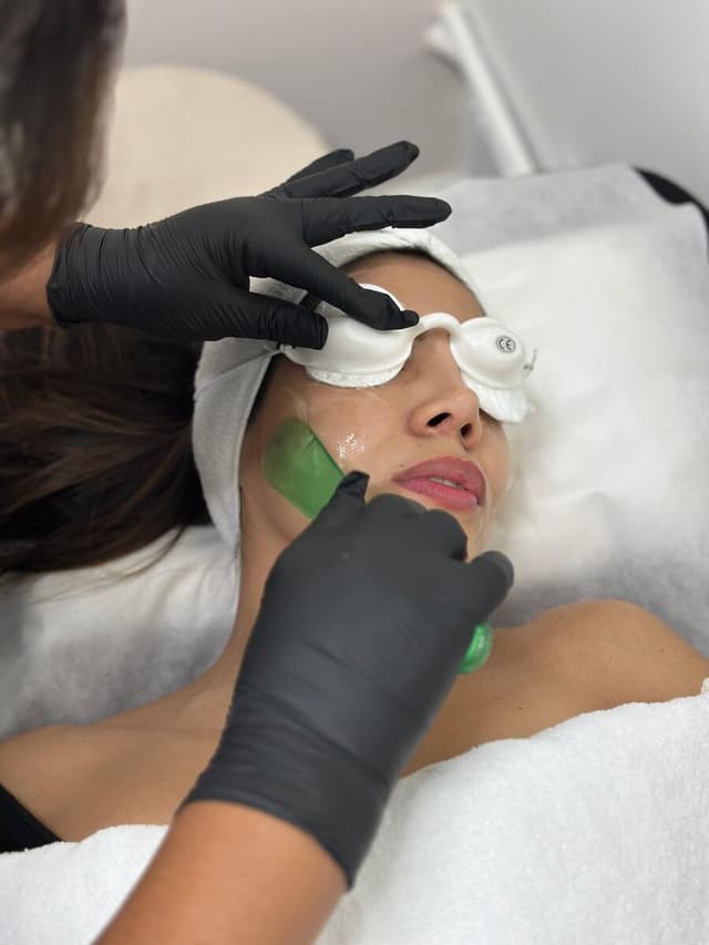 Aplicación de peel facial en Ivoncarlo Skin Lab